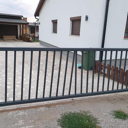 Apartman Filip Udbina Exterior foto