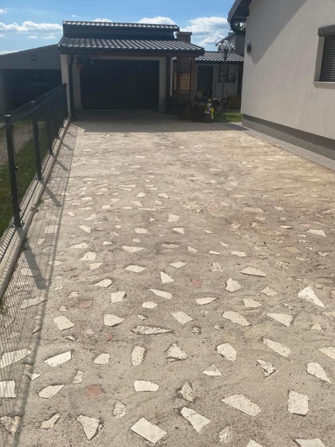 Apartman Filip Udbina Exterior foto