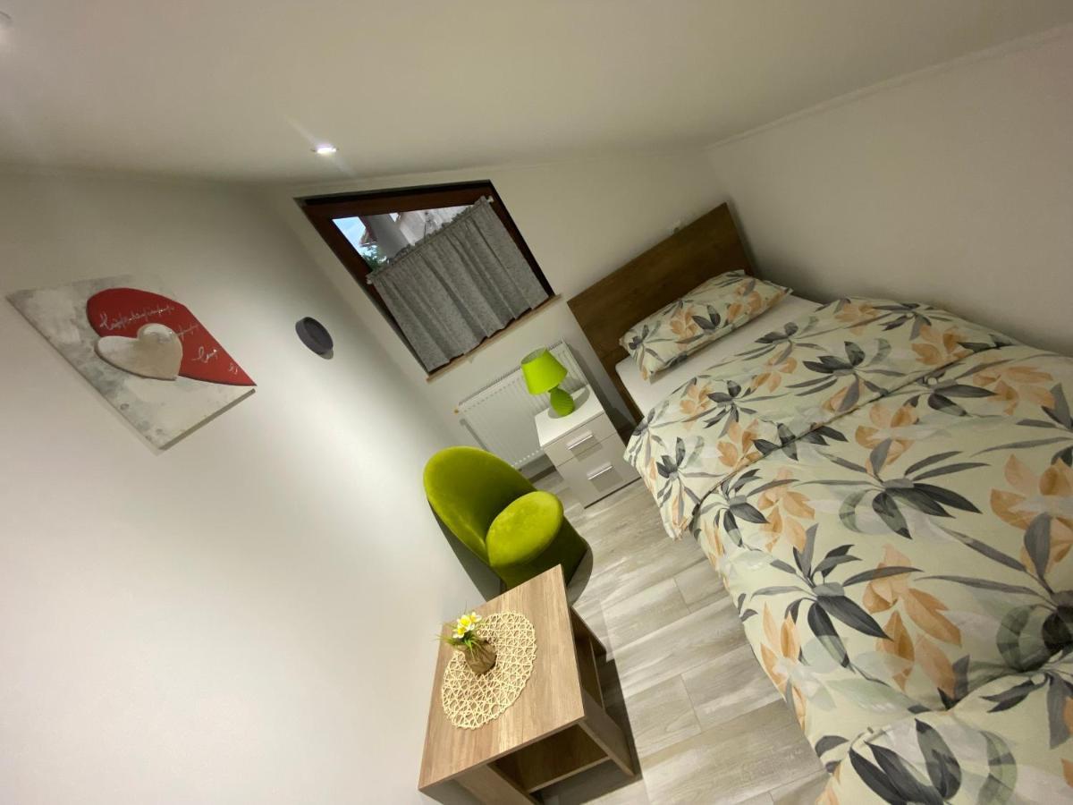 Apartman Filip Udbina Exterior foto