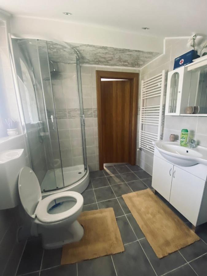 Apartman Filip Udbina Exterior foto