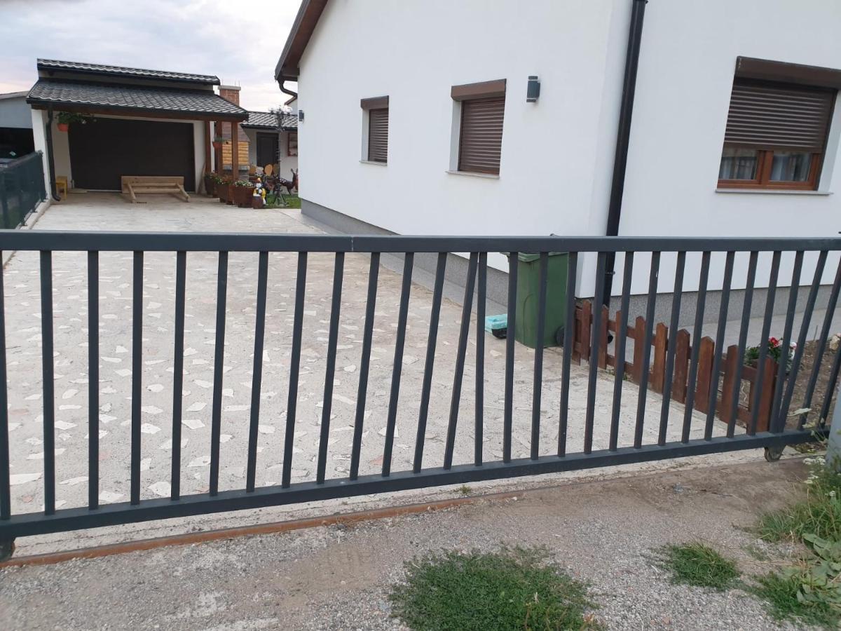 Apartman Filip Udbina Exterior foto