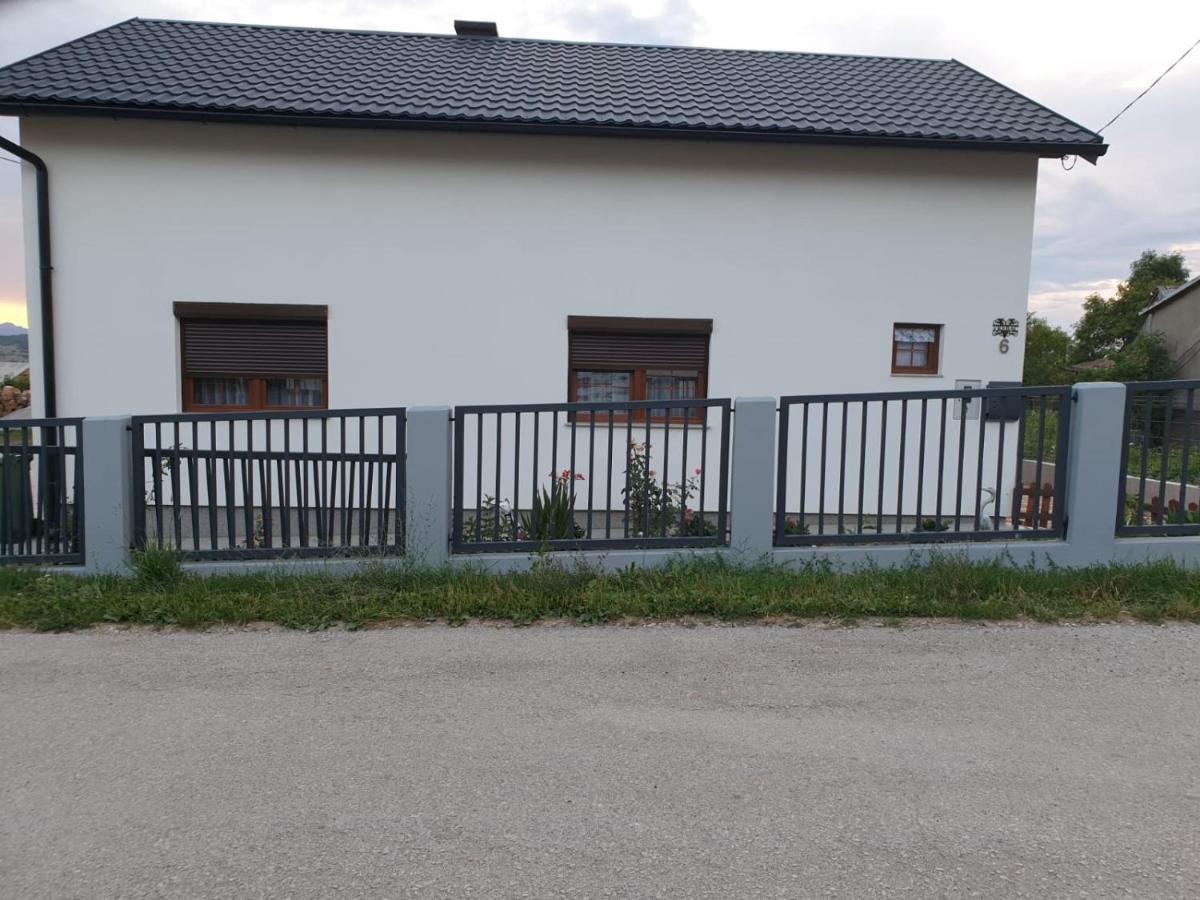 Apartman Filip Udbina Exterior foto